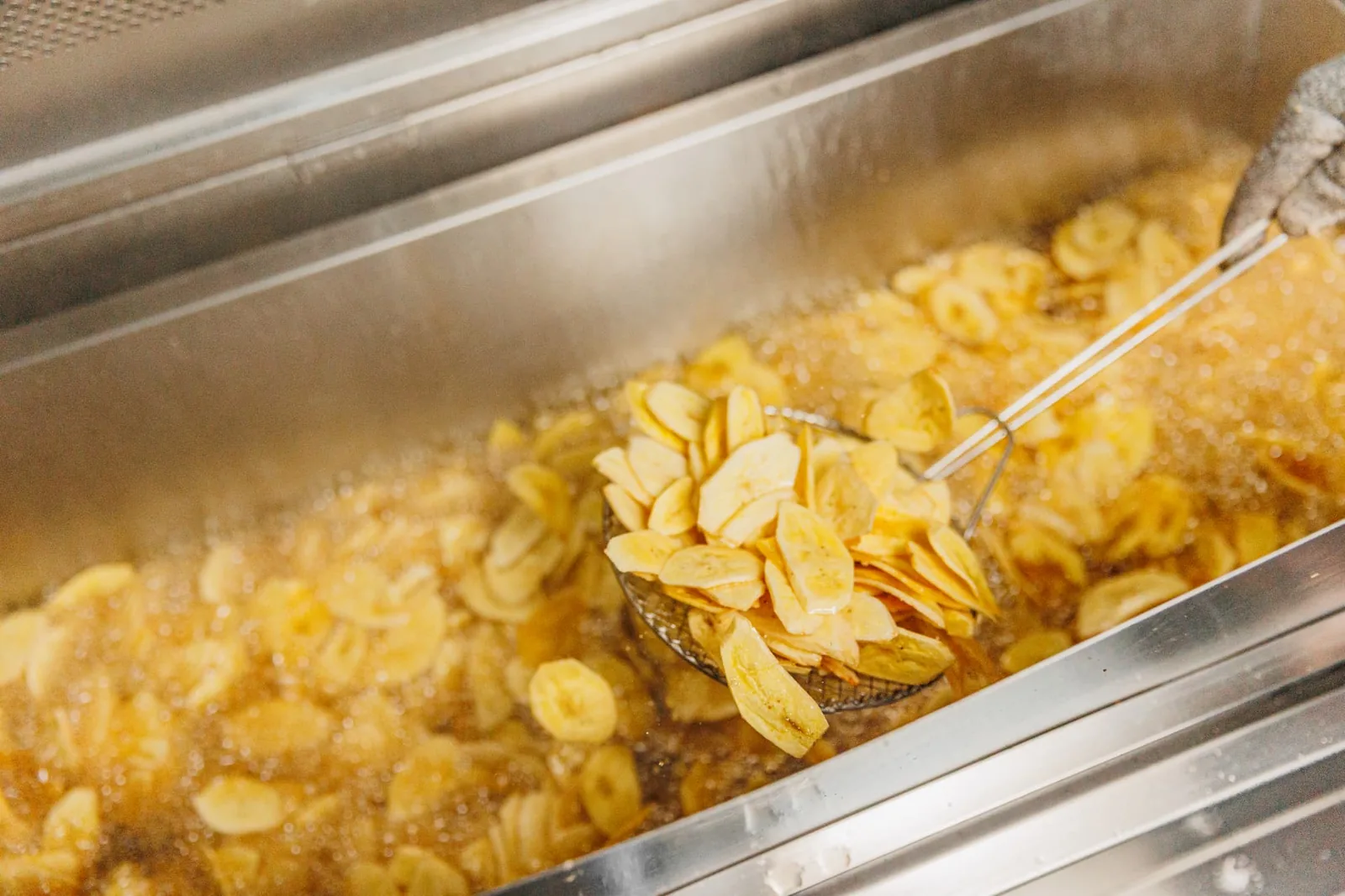 Ambachtelijke productie van bananenchips in de Bananinhas-fabriek