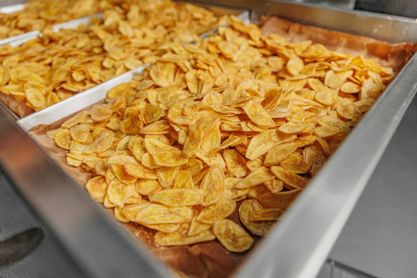 Bananinhas bananenchips tijdens de productie in Eldorado