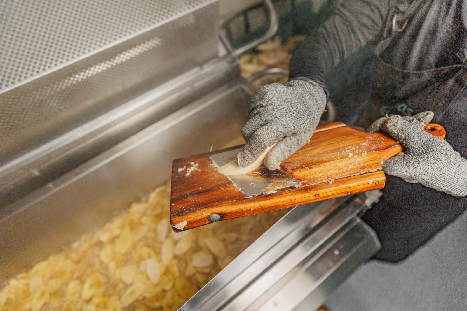 Ambachtelijke productie van bananenchips in de Bananinhas-fabriek